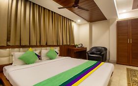 Treebo Royal Orbit, Metropoliton